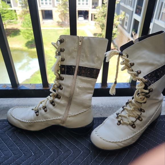 Winter/fall white/beige boots. - Picture 2 of 8